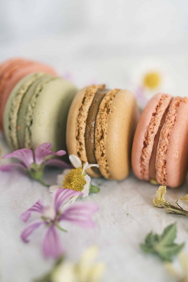 Comment réaliser des macarons français avec une coque lisse et une garniture onctueuse ?